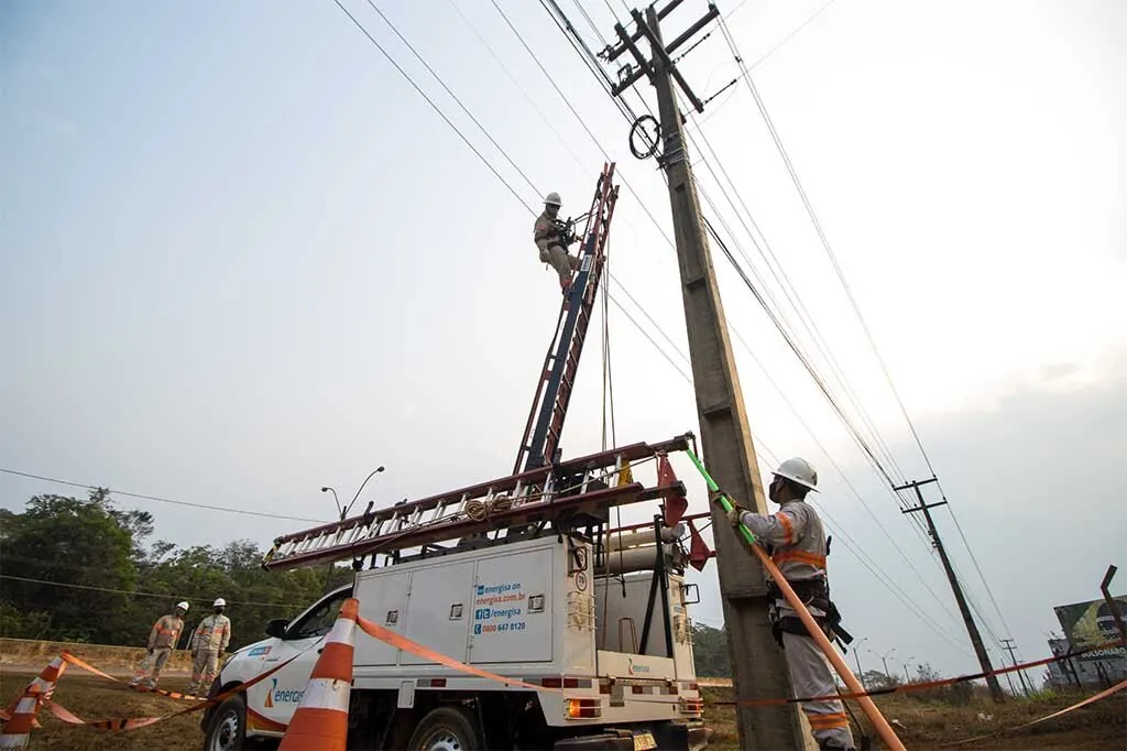 PREVENÇÃO E SEGURANÇA - Desligamento Programado da Energia Permite que Obras de Melhorias na Rede Elétrica Sejam Feitas com Segurança

